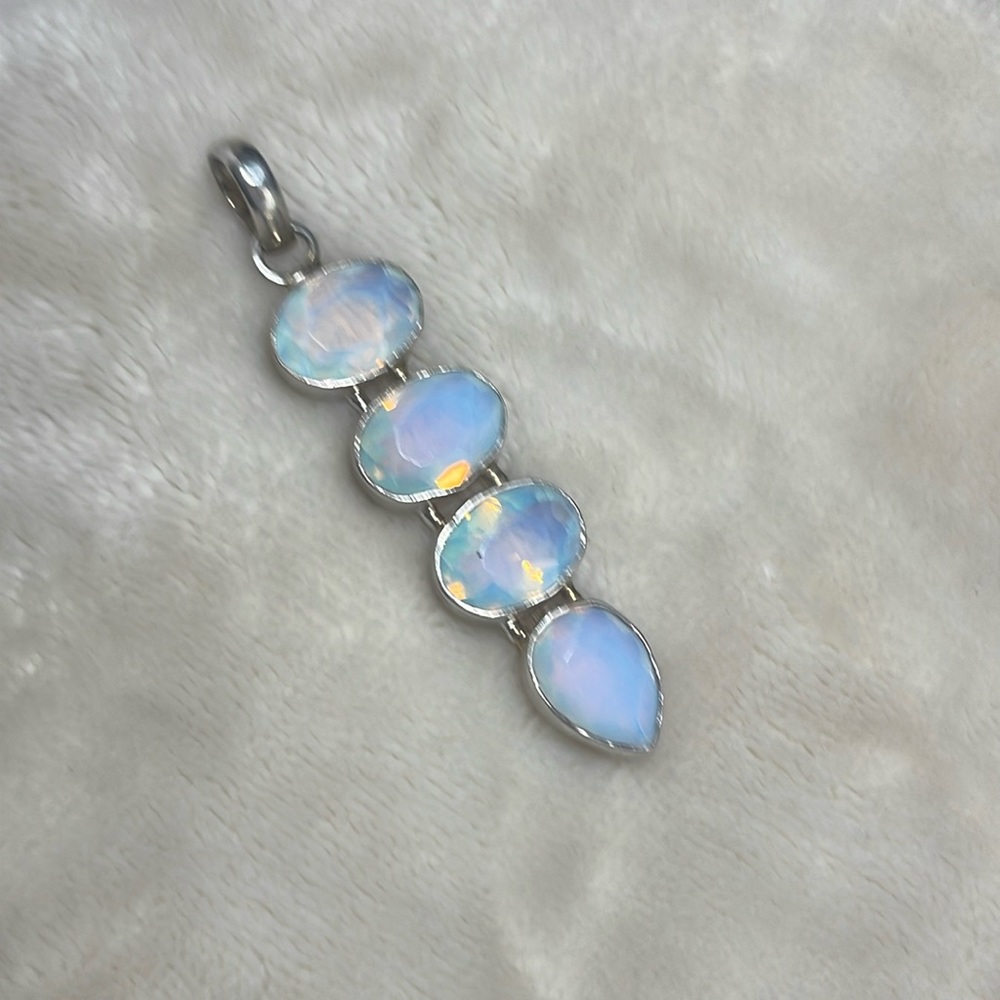 Woman’s Opalite pendant silver